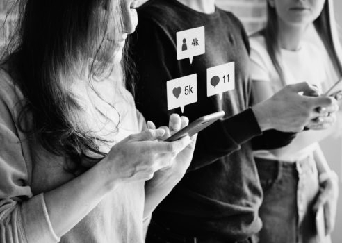 friends-using-smartphones-together