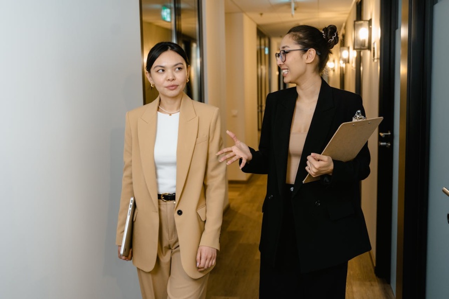 businesswomen-in-a-hallway
