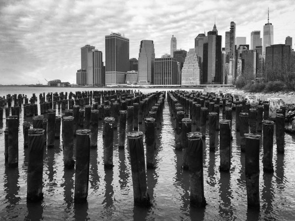 Black-and-White-View-of-Manhattan-Skyline-from-Brooklyn.