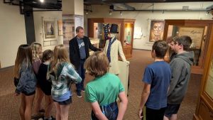 Ron-with-students-in-the-museum